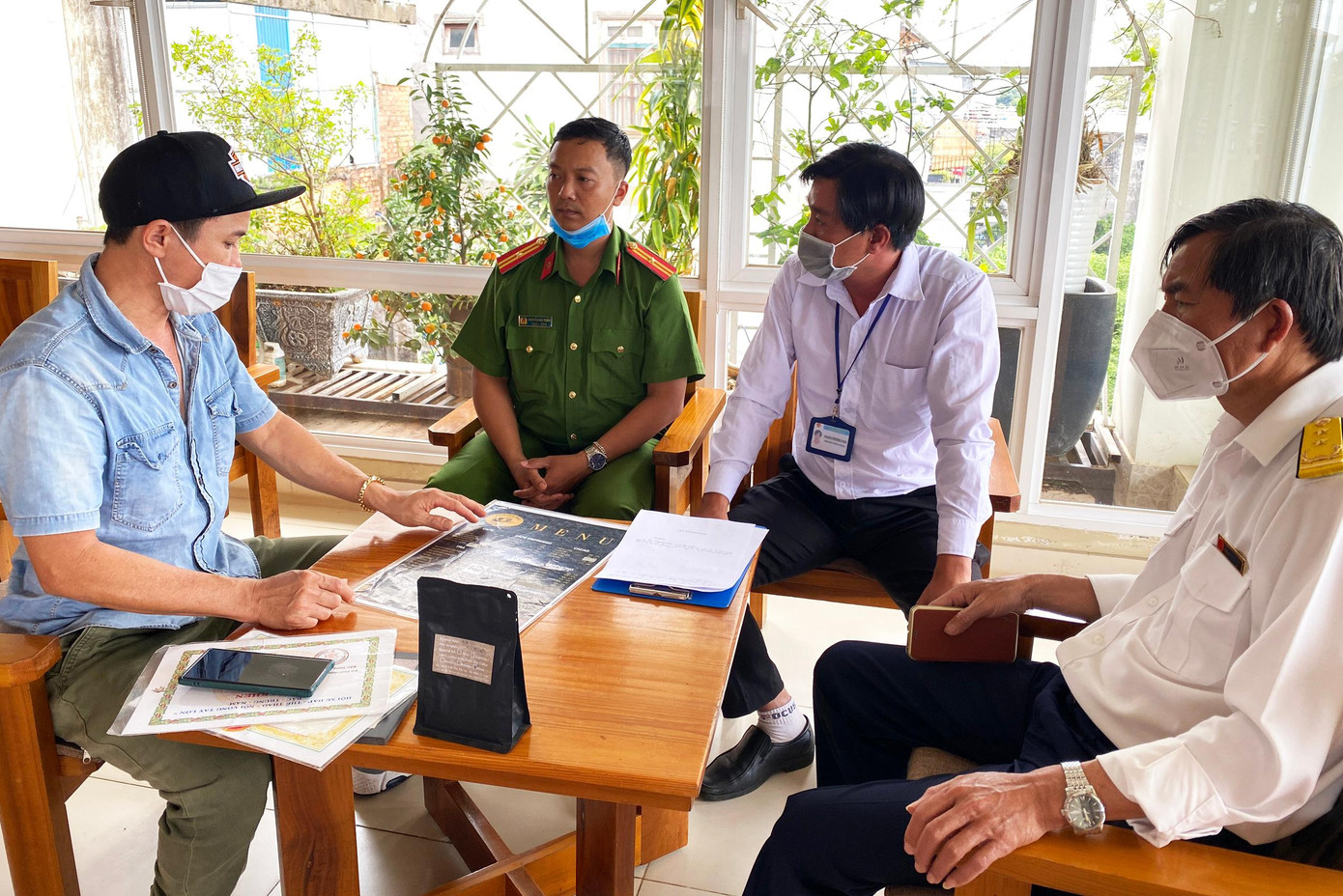 Lực lượng chức năng làm việc với đại diện quán cà phê Photo And Bike Coffee Lực lượng chức năng làm việc với đại diện quán cà phê Photo And Bike Coffee