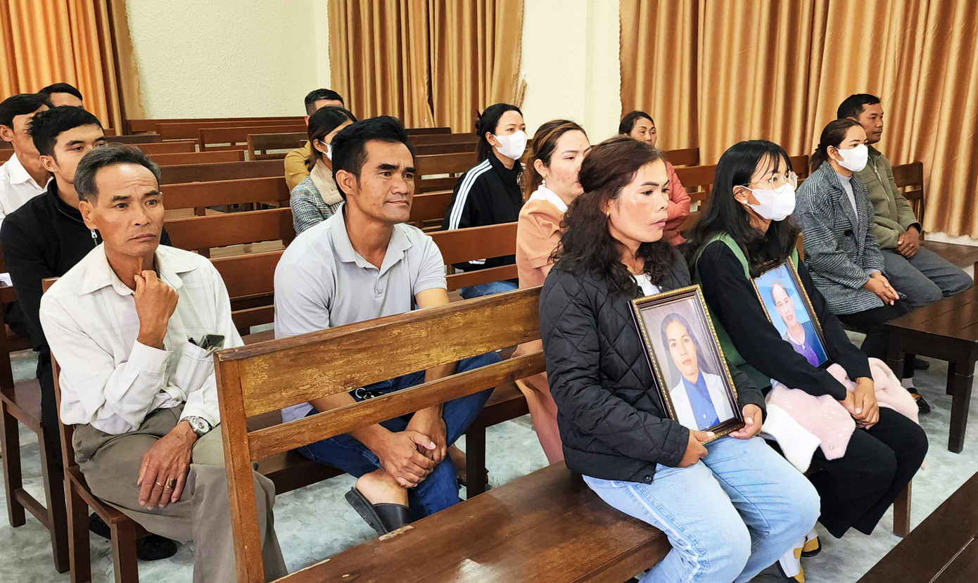 Người thân mang di ảnh Ma Huyền và Pơ Jum Nai Đông đến phiên tòa Người thân mang di ảnh Ma Huyền và Pơ Jum Nai Đông đến phiên tòa