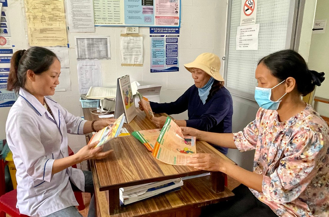 Cán bộ y tế tuyên truyền về dân số - kế hoạch hóa gia đình và cân bằng giới tính khi sinh