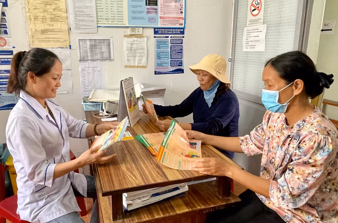 Cán bộ y tế tuyên truyền về dân số - kế hoạch hóa gia đình và cân bằng giới tính khi sinh
