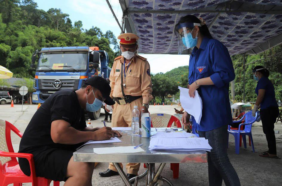 Thanh niên tình nguyện hỗ trợ lực lượng công an kiểm soát người qua lại tại chốt đèo Chuối Thanh niên tình nguyện hỗ trợ lực lượng công an kiểm soát người qua lại tại chốt đèo Chuối