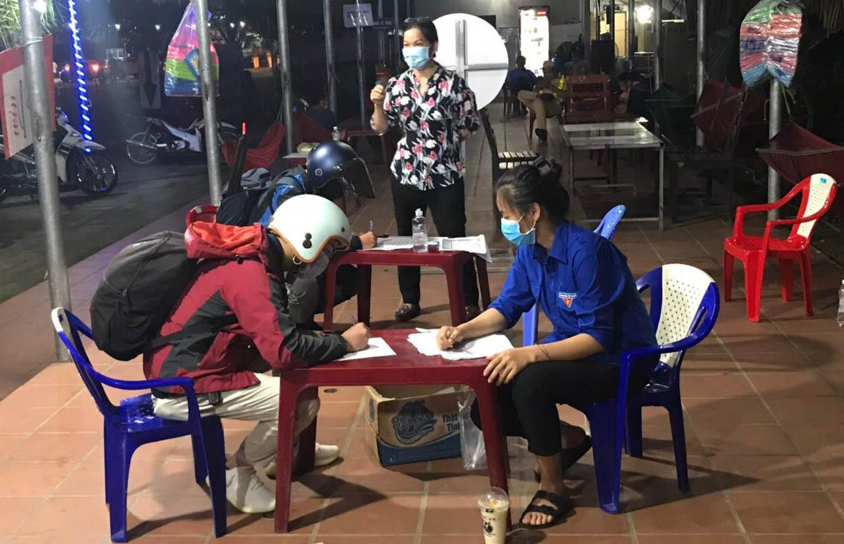 Hướng dẫn người đi qua chốt khai báo y tế Hướng dẫn người đi qua chốt khai báo y tế