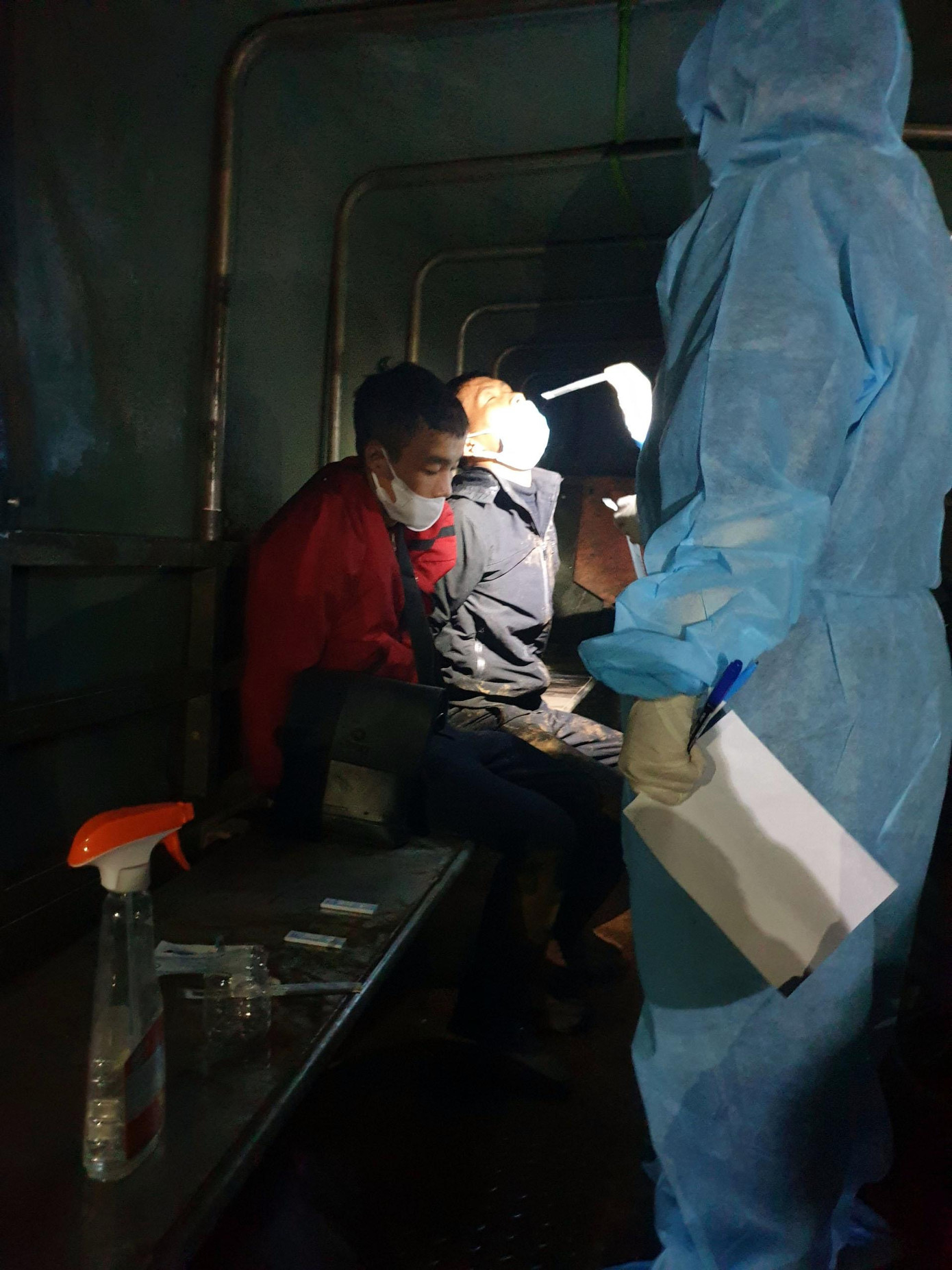 Test nhanh SARS-CoV-2 hai đối tượng vượt chốt với kết quả âm tính