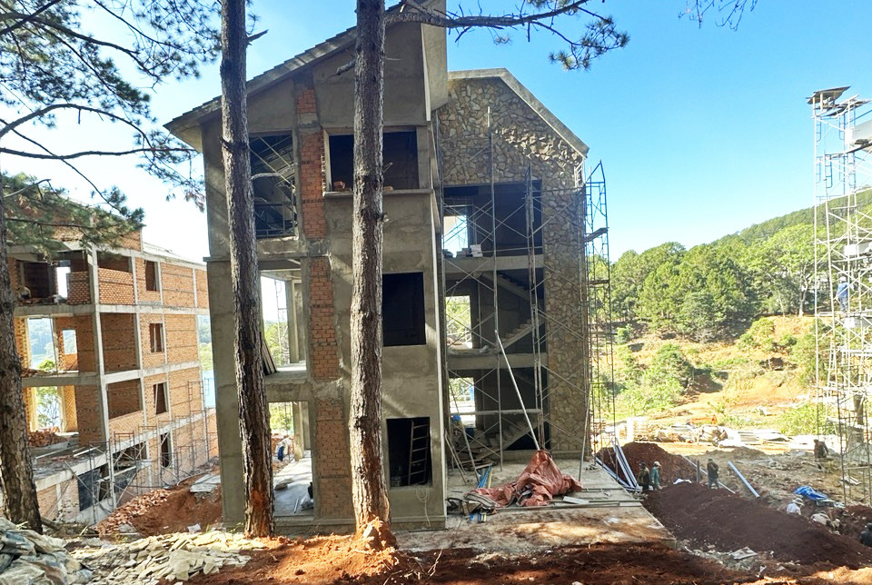 Các khối biệt thự đều xây thêm tầng bán hầm, sai so với giấy phép