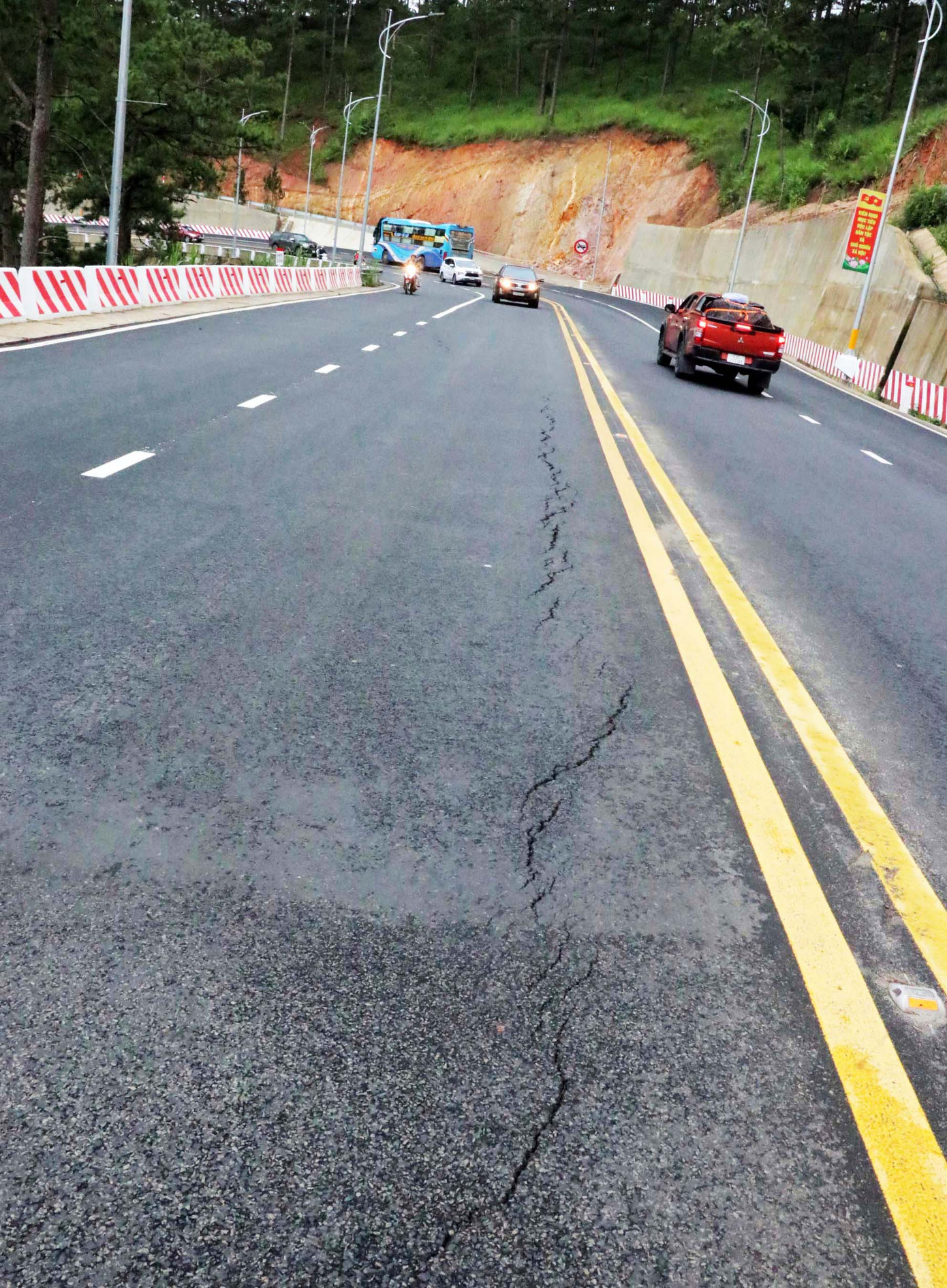 Đoạn đường bị rạn nứt kéo dài 24cm Đoạn đường bị rạn nứt kéo dài 24cm