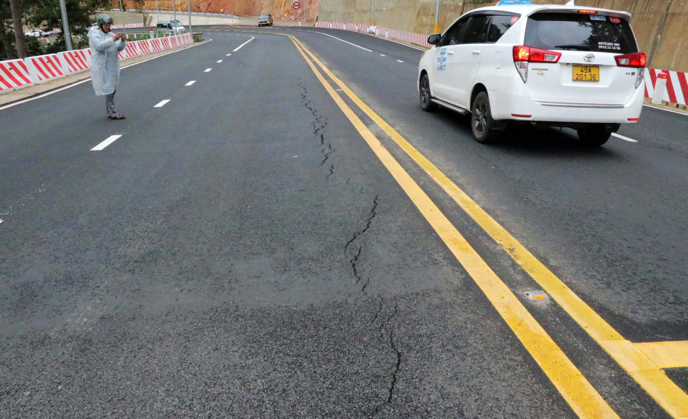 Các vết rạn nứt tại Km228 đèo Prenn Các vết rạn nứt tại Km228 đèo Prenn