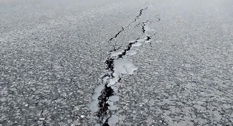 Vết nứt cục bộ ngày càng mở rộng Vết nứt cục bộ ngày càng mở rộng