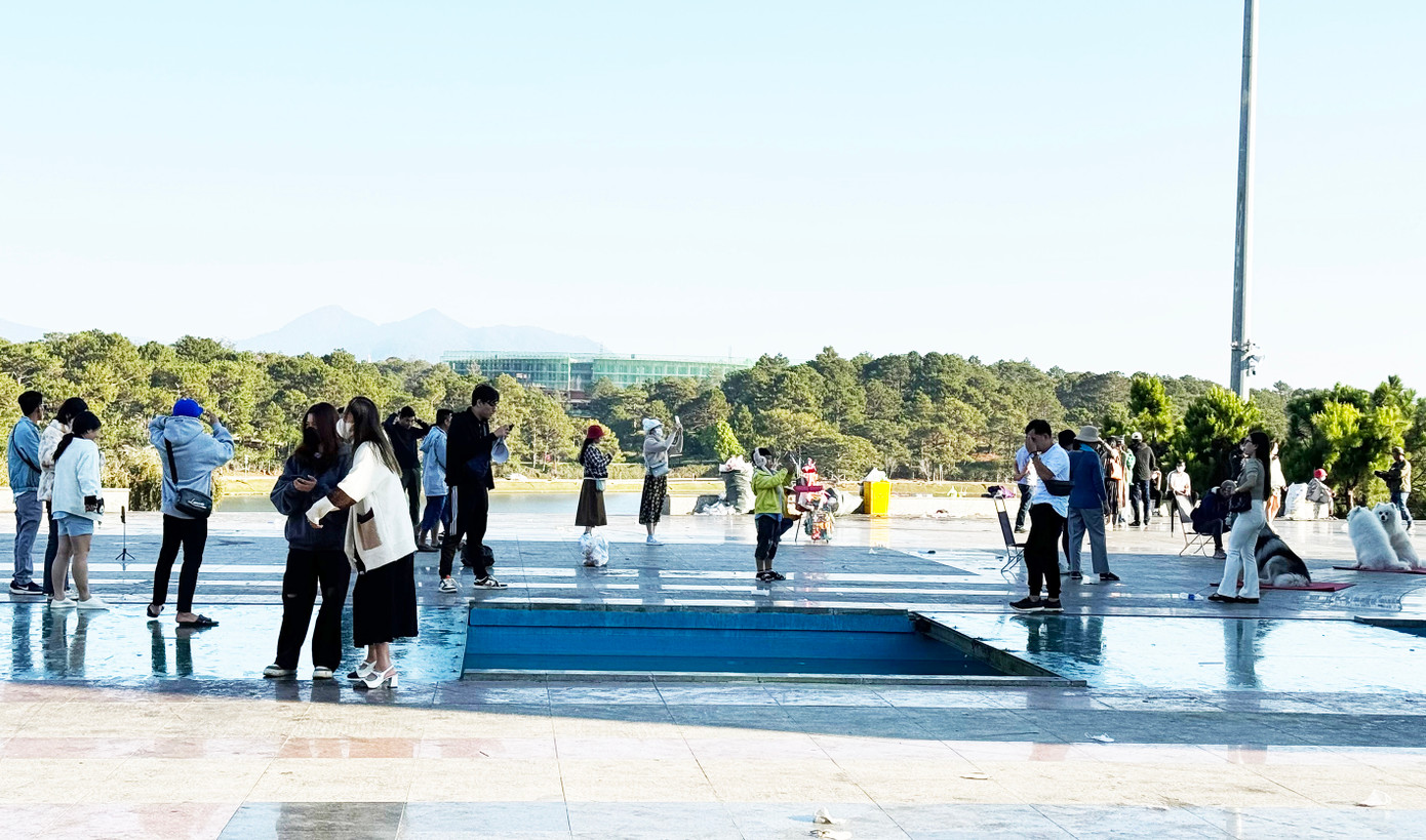 Nhiều bạn trẻ mặc áo lạnh check-in ở quảng trường Lâm Viên vào sáng 15/2 Nhiều bạn trẻ mặc áo lạnh check-in ở quảng trường Lâm Viên vào sáng 15/2