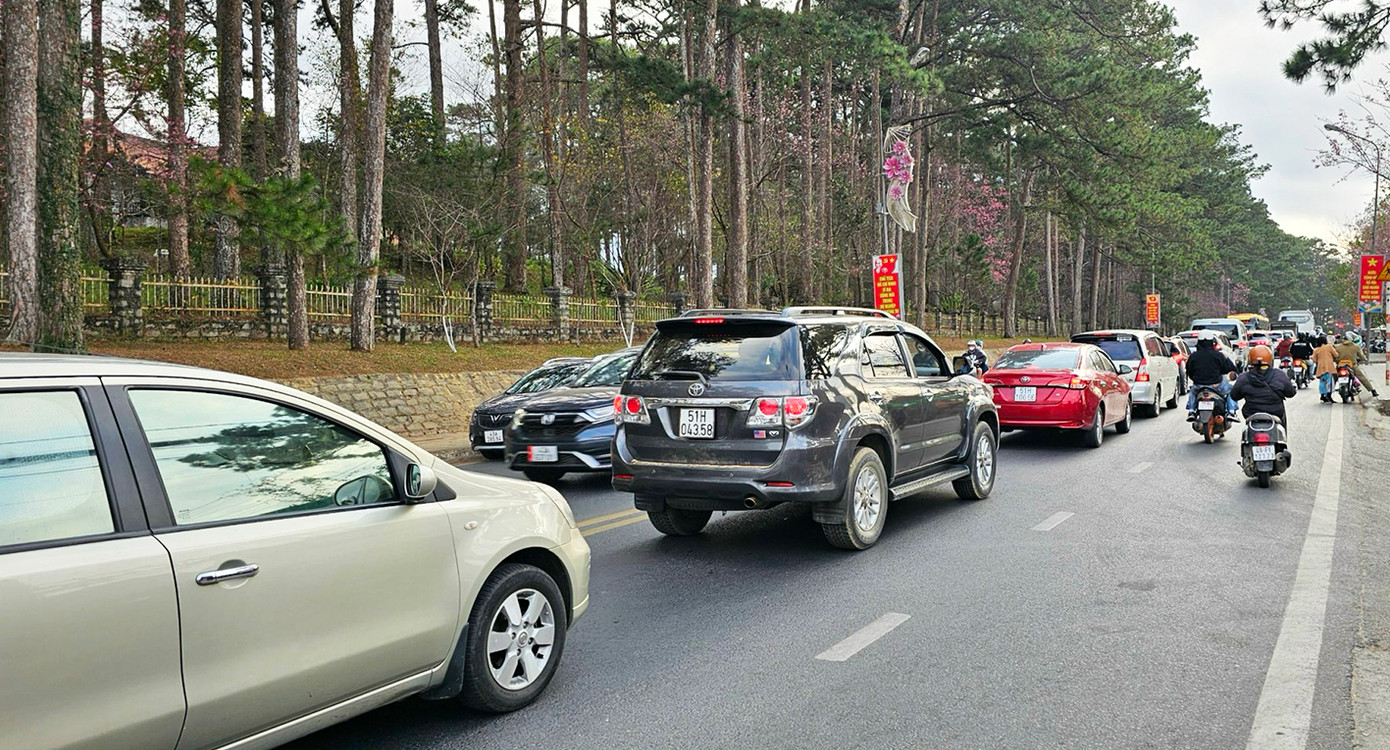 Xe cộ vẫn nối đuôi nhau vào trung tâm thành phố Đà Lạt Xe cộ vẫn nối đuôi nhau vào trung tâm thành phố Đà Lạt