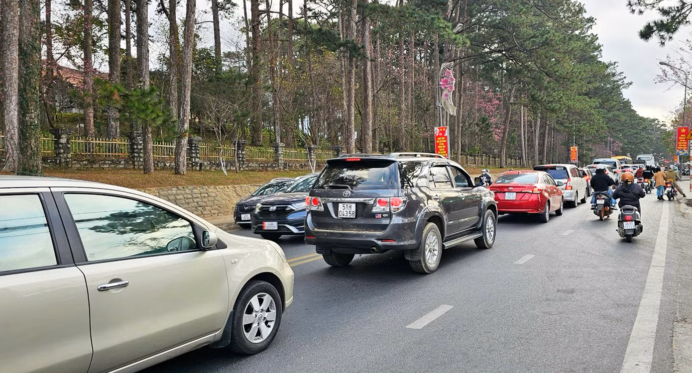 Xe cộ vẫn nối đuôi nhau vào trung tâm thành phố Đà Lạt