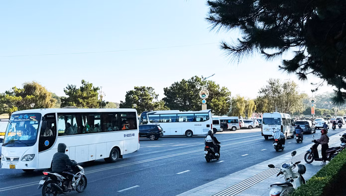 Nhiều ô tô chở khách lên Đà Lạt