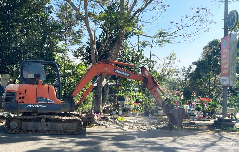 Dùng máy móc tháo dỡ công trình xây dựng trái phép. Dùng máy móc tháo dỡ công trình xây dựng trái phép.