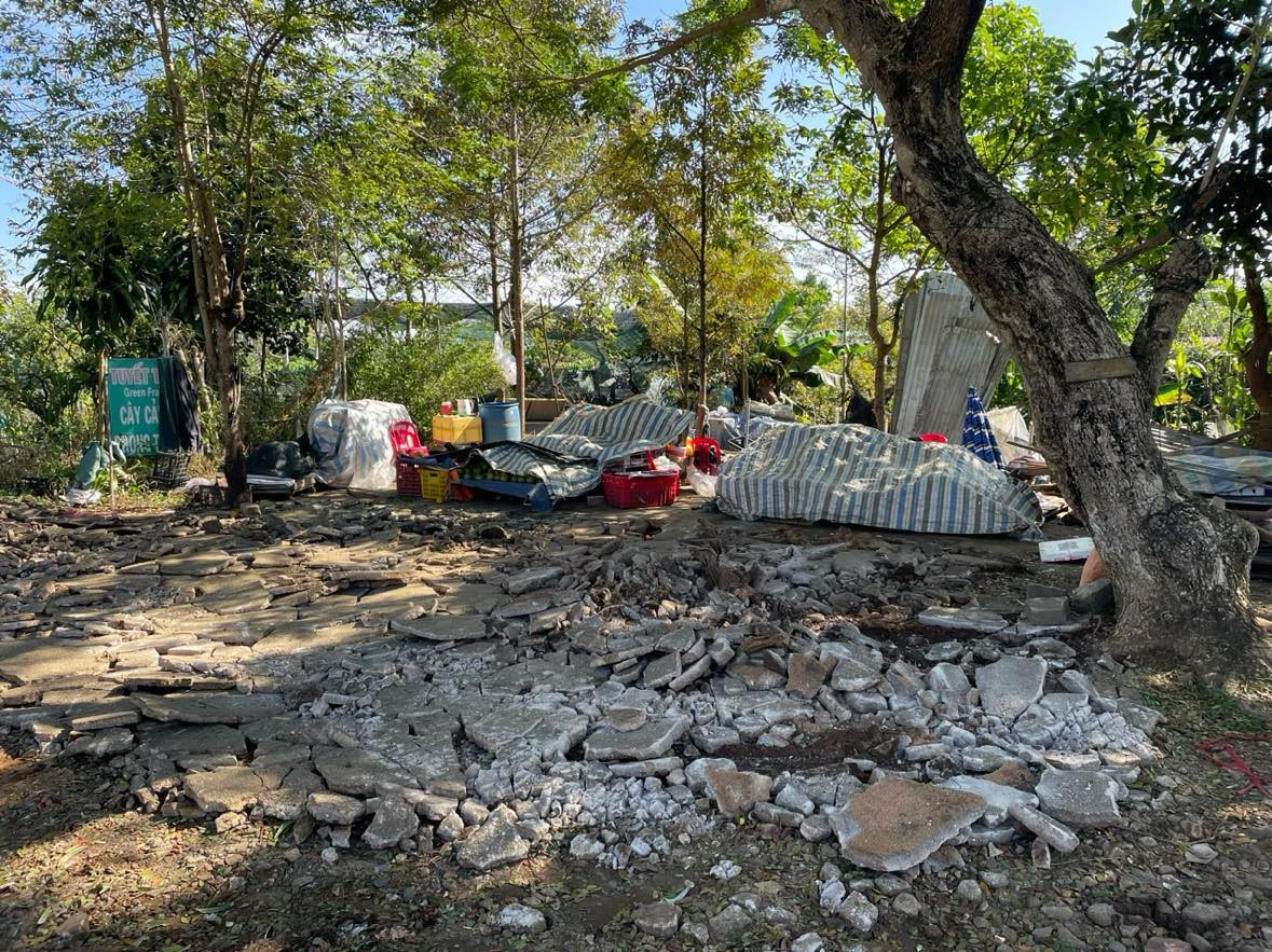 Yêu cầu các hộ lấn chiếm đất công di dời tài sản ra khỏi vườn ươm. Yêu cầu các hộ lấn chiếm đất công di dời tài sản ra khỏi vườn ươm.