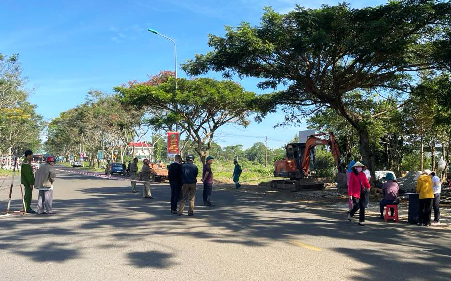 Giăng dây, khoanh vùng khu vực giải tỏa. Giăng dây, khoanh vùng khu vực giải tỏa.