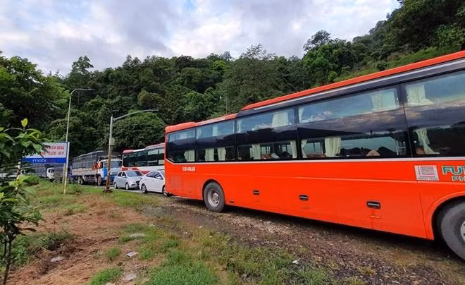 Lượng lớn ô tô du lịch đến Đà Lạt