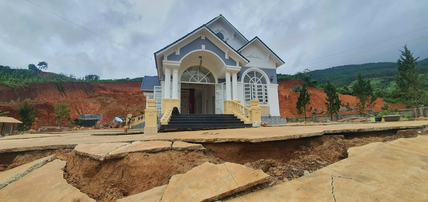 Ngôi nhà gần khu vực hồ chứa nước Đông Thanh bị sụt lún