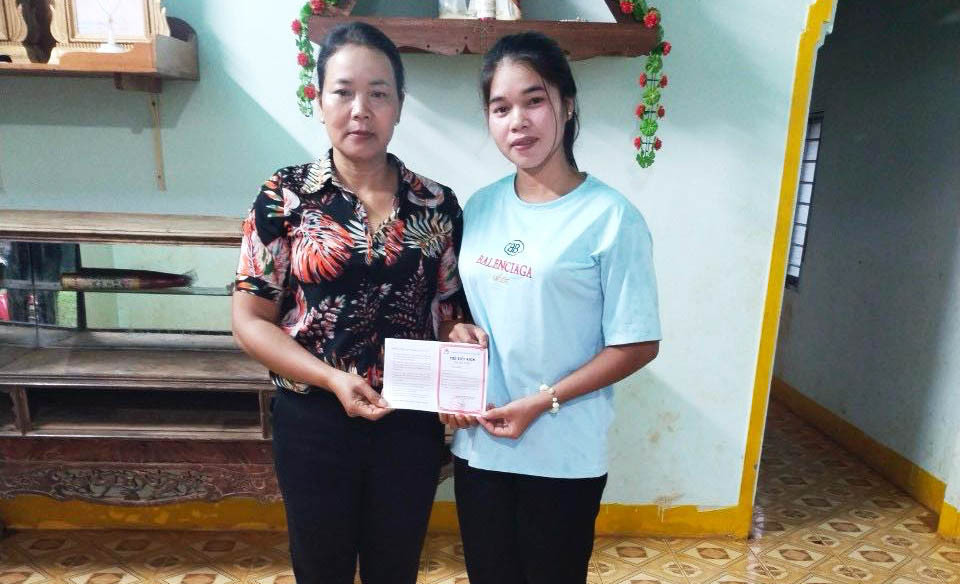 Trao thẻ tiết kiệm cho hội viên phụ nữ xã Đồng Nai Thượng