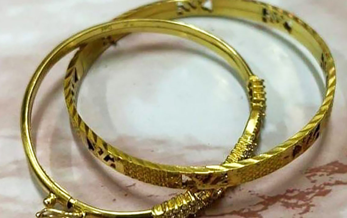 2 chiếc vòng vàng tang vật