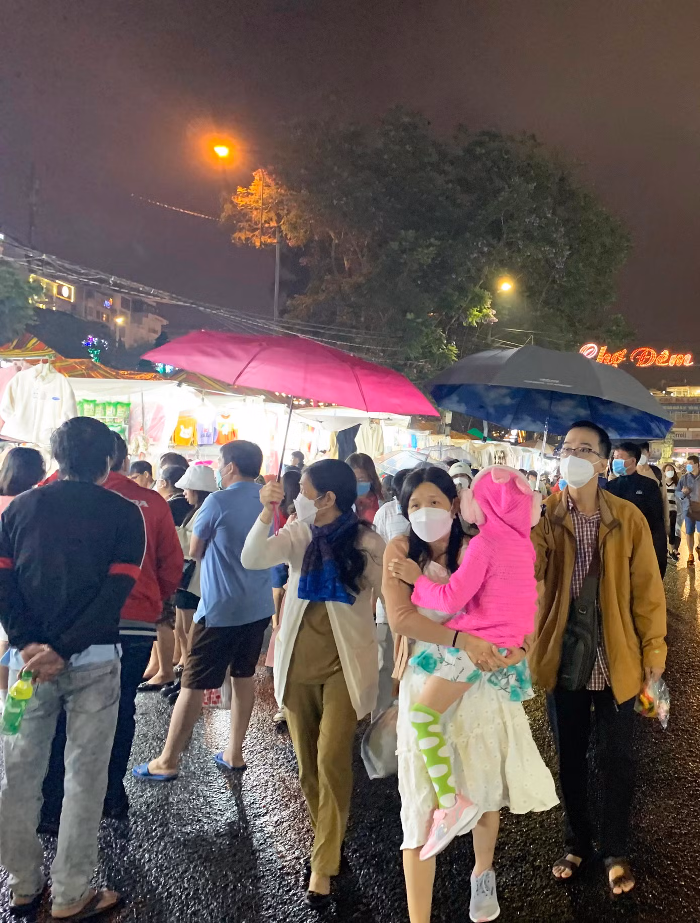 Du khách bung dù che mưa Du khách bung dù che mưa