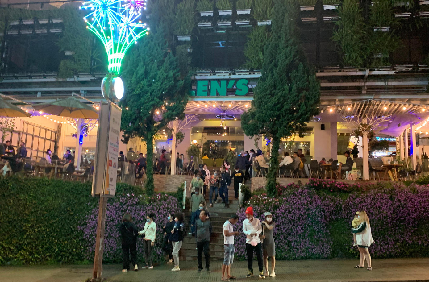 Những quán cà phê sát chợ đêm thu hút rất đông du khách