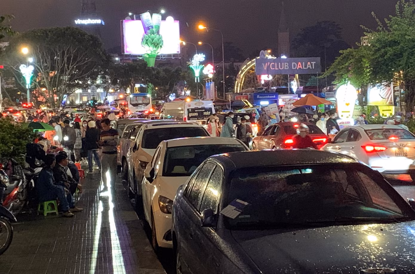 Đường vào chợ đêm và lên khu Hòa Bình ùn ứ cục bộ Đường vào chợ đêm và lên khu Hòa Bình ùn ứ cục bộ