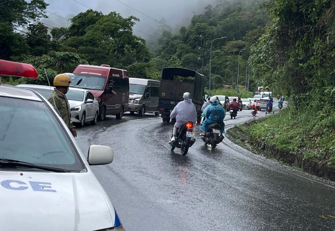 Ùn tắc giao thông trên đèo Bảo Lộc