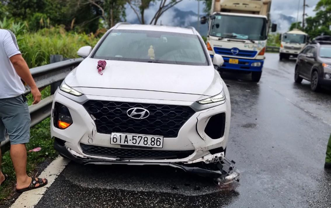 Một chiếc ô tô bị hư hỏng trong vụ tai nạn