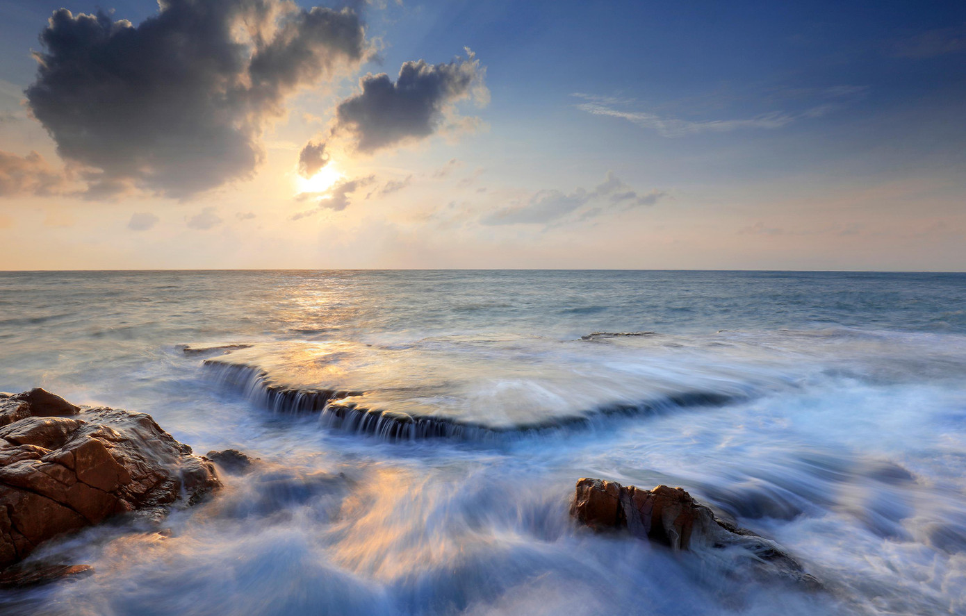 Thác trên biển độc nhất vô nhị tại Việt Nam. Ảnh: Võ Trang