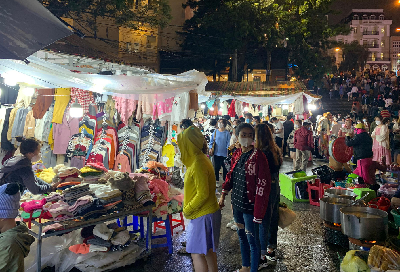 Nhiều người mua áo ấm