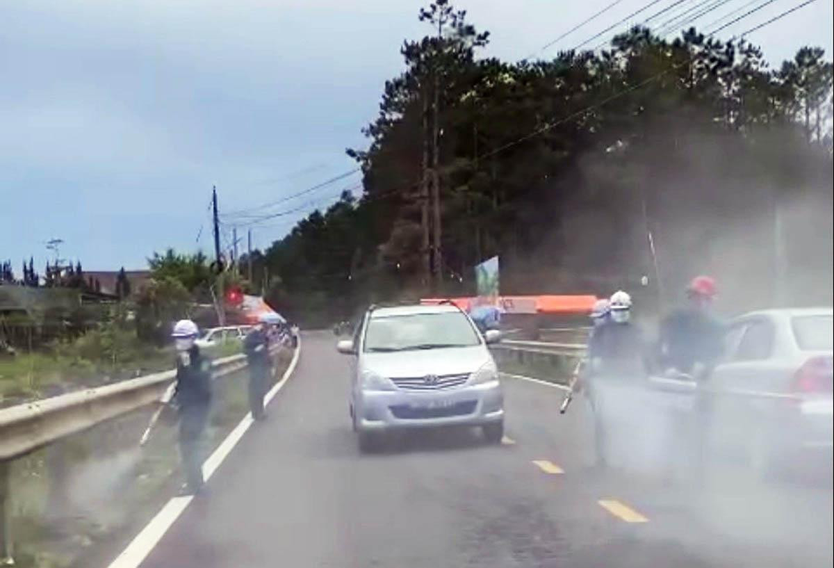 Phun thuốc khử khuẩn tại chốt kiểm dịch COVID-19 trên Quốc lộ 27C