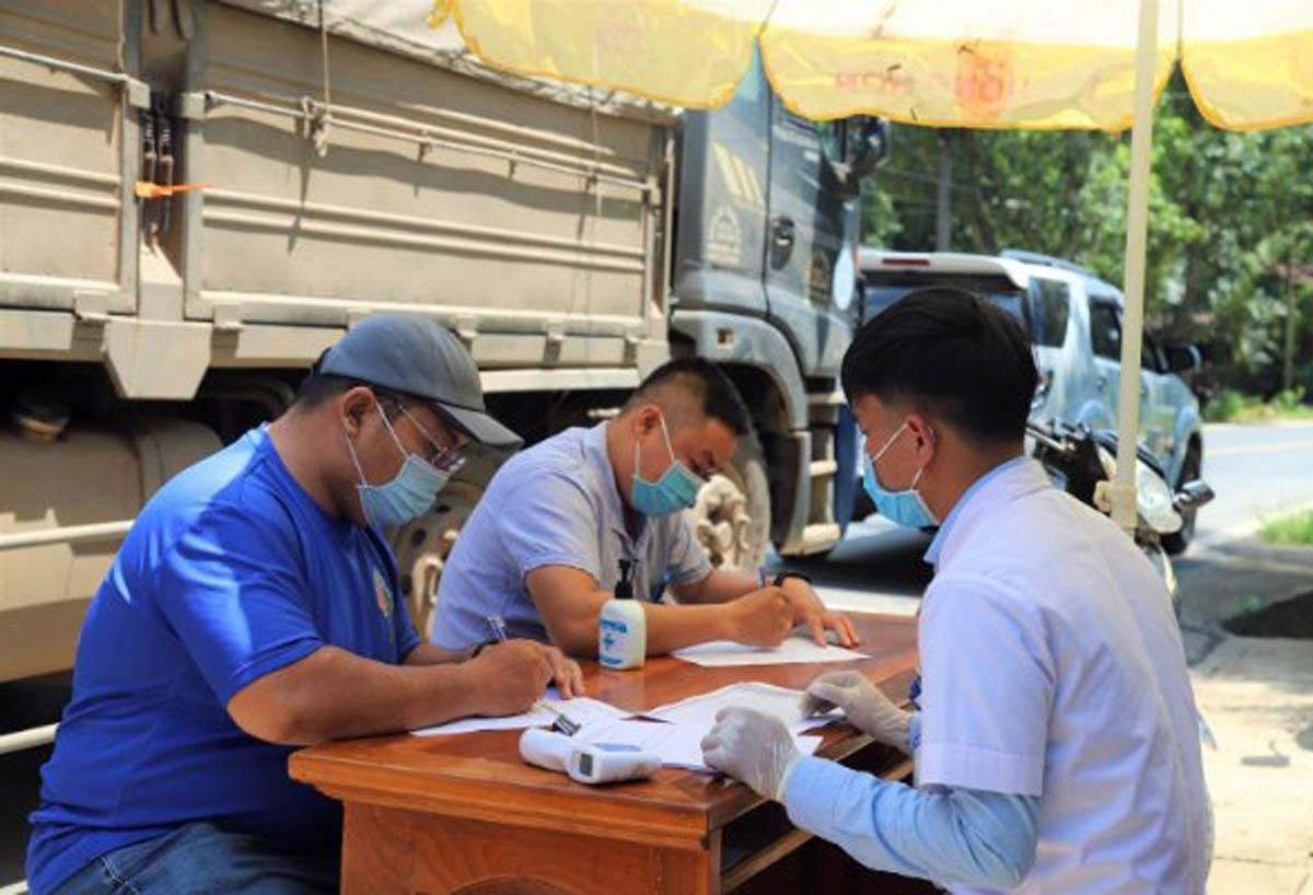 Kiểm tra việc tuân thủ quy định phòng chống dịch của các tài xế