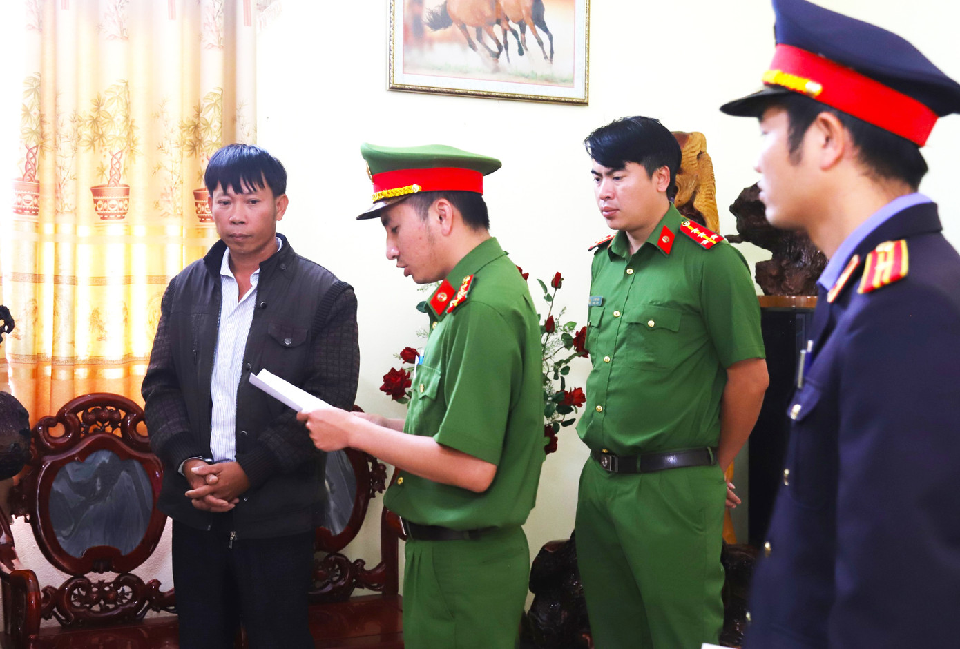 Lực lượng chức năng đọc lệnh bắt tạm giam ông Nguyễn Đức Dạo Lực lượng chức năng đọc lệnh bắt tạm giam ông Nguyễn Đức Dạo