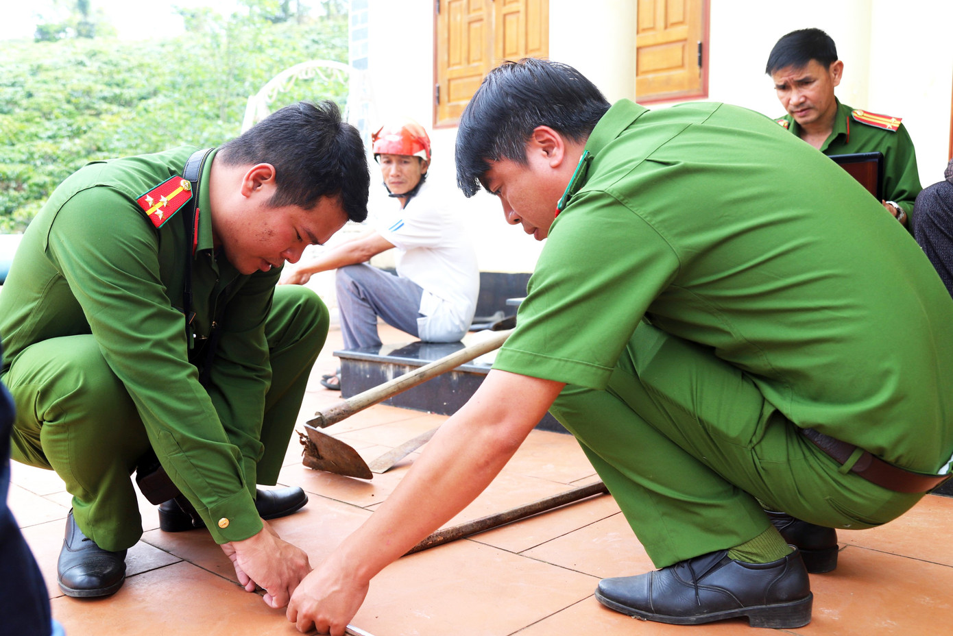 Công an khám xét thu thập tang vật của vụ án Công an khám xét thu thập tang vật của vụ án