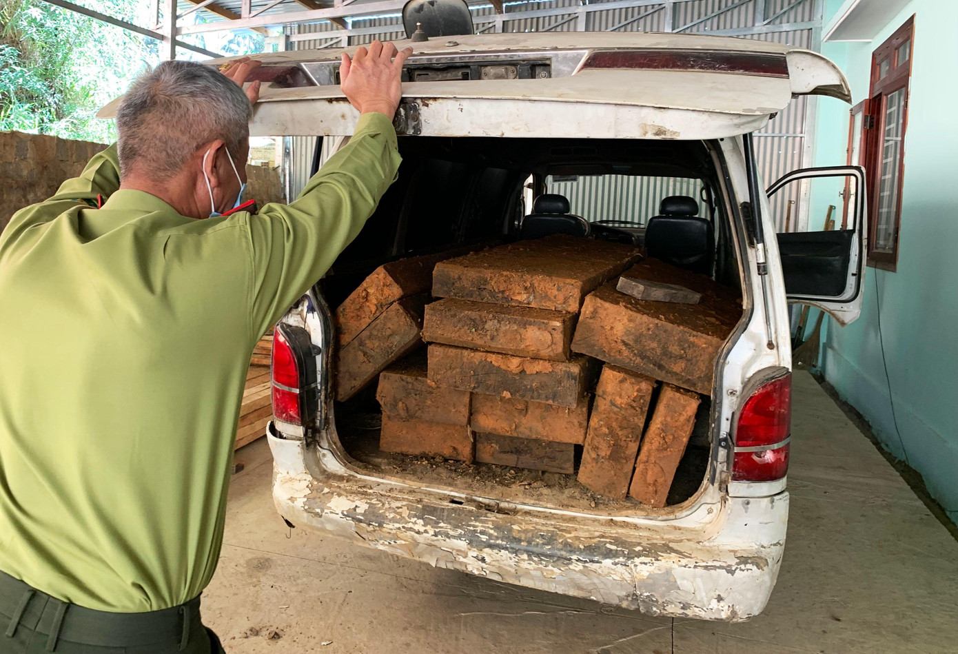 Kiểm lâm Lạc Dương phát hiện xe chở gỗ trái phép chạy về hướng Đà Lạt Kiểm lâm Lạc Dương phát hiện xe chở gỗ trái phép chạy về hướng Đà Lạt