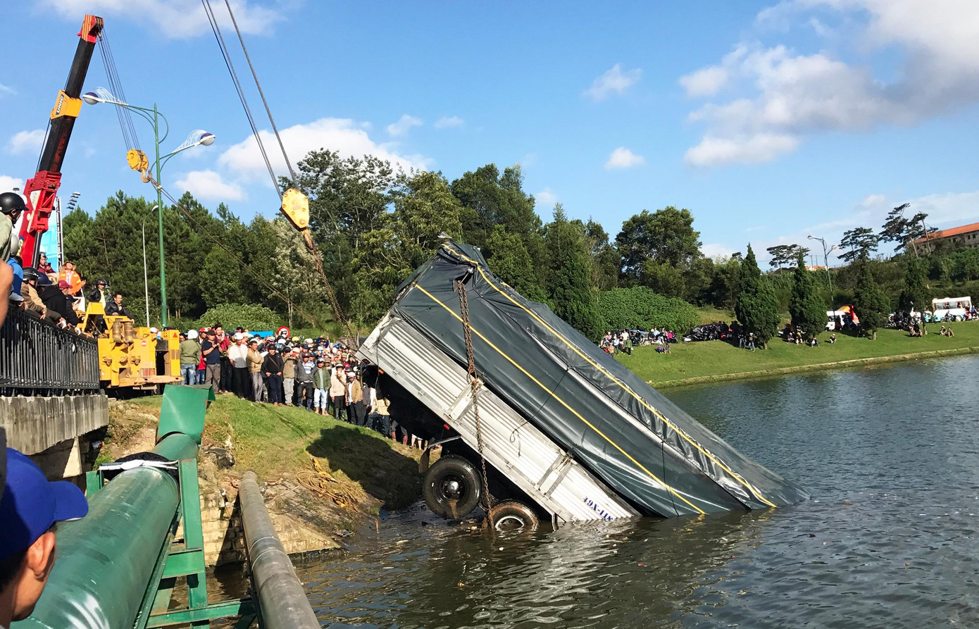 Xe tải lao xuống hồ Xuân Hương do bị mất lái đi đổ dốc trên đường Sương Nguyệt Ánh