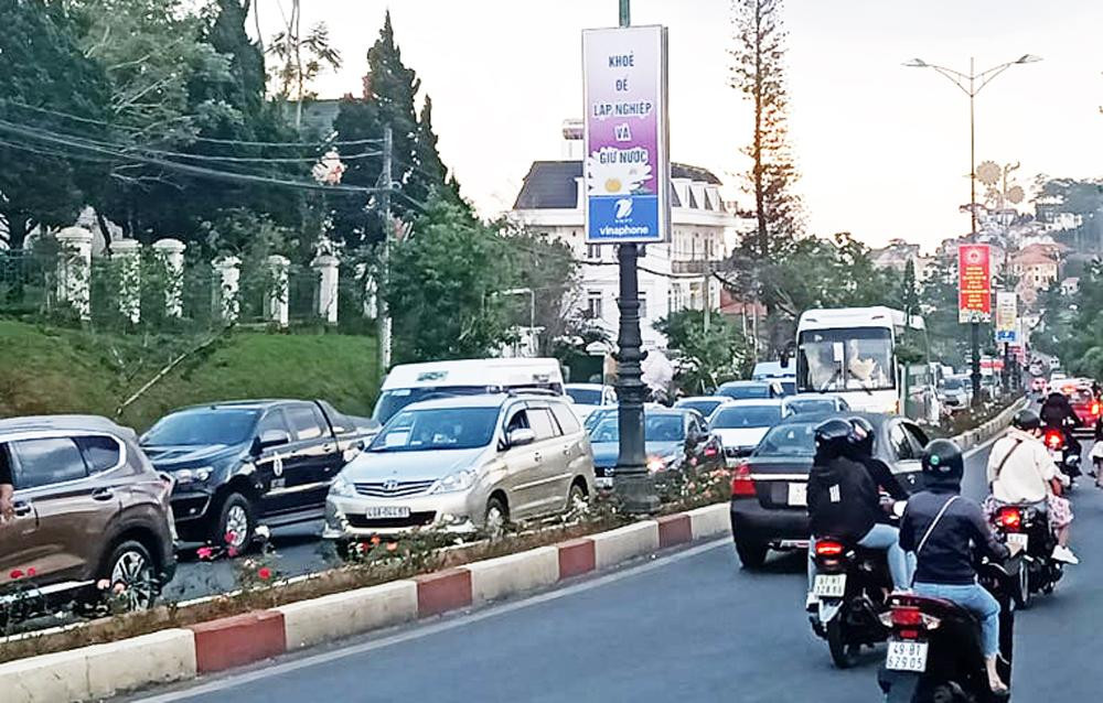 Đường Ba Tháng Tư hướng vào vòng xoay Kim Cúc thường bị kẹt xe