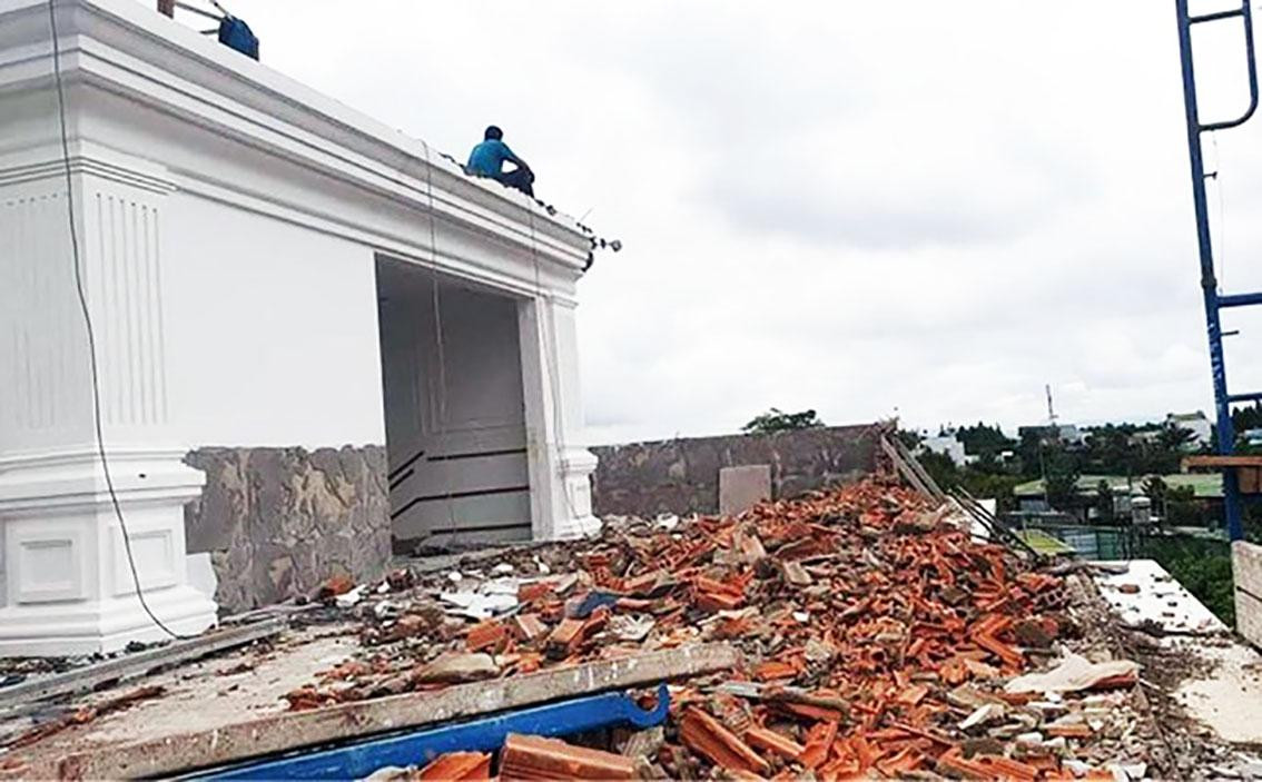 Hiện trường tháo dỡ một hạng mục công trình Hiện trường tháo dỡ một hạng mục công trình