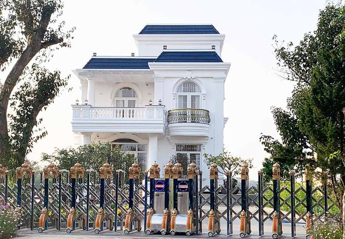 Căn biệt thự không phép đồ sộ trước khi bị tháo dỡ Căn biệt thự không phép đồ sộ trước khi bị tháo dỡ