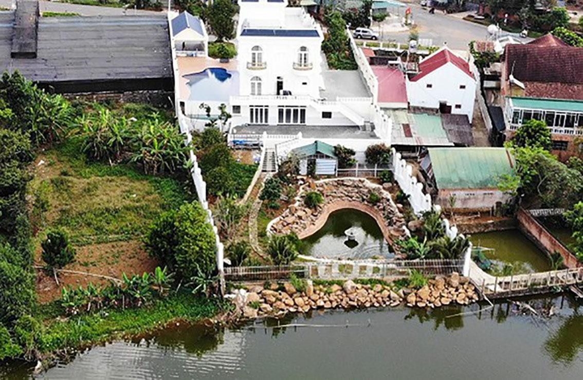 Mặt sau của biệt thự hướng ra hồ Nam Phương 1 Mặt sau của biệt thự hướng ra hồ Nam Phương 1