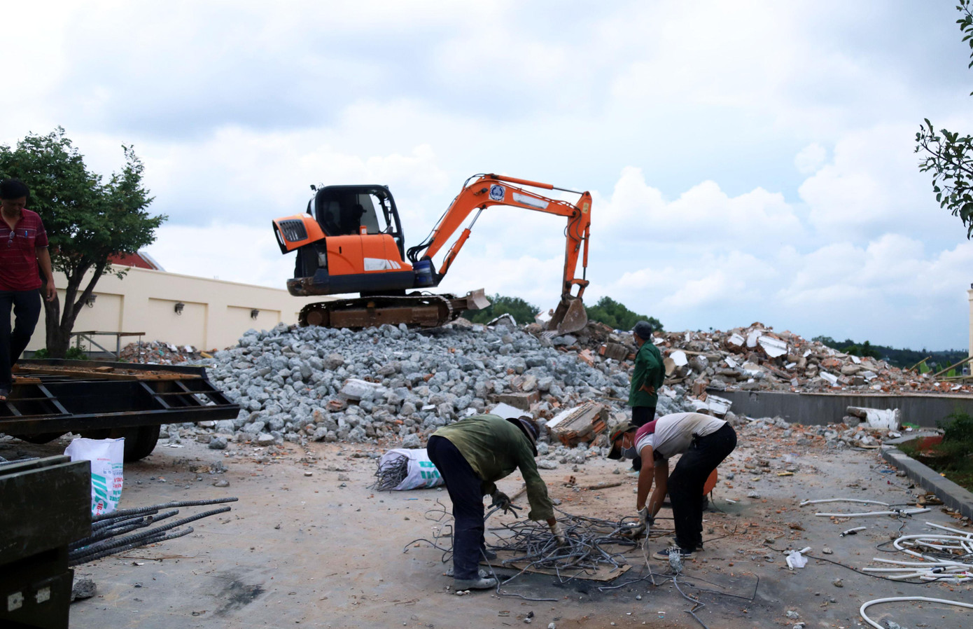 Dùng phương tiện cơ giới tháo dỡ biệt thự Dùng phương tiện cơ giới tháo dỡ biệt thự