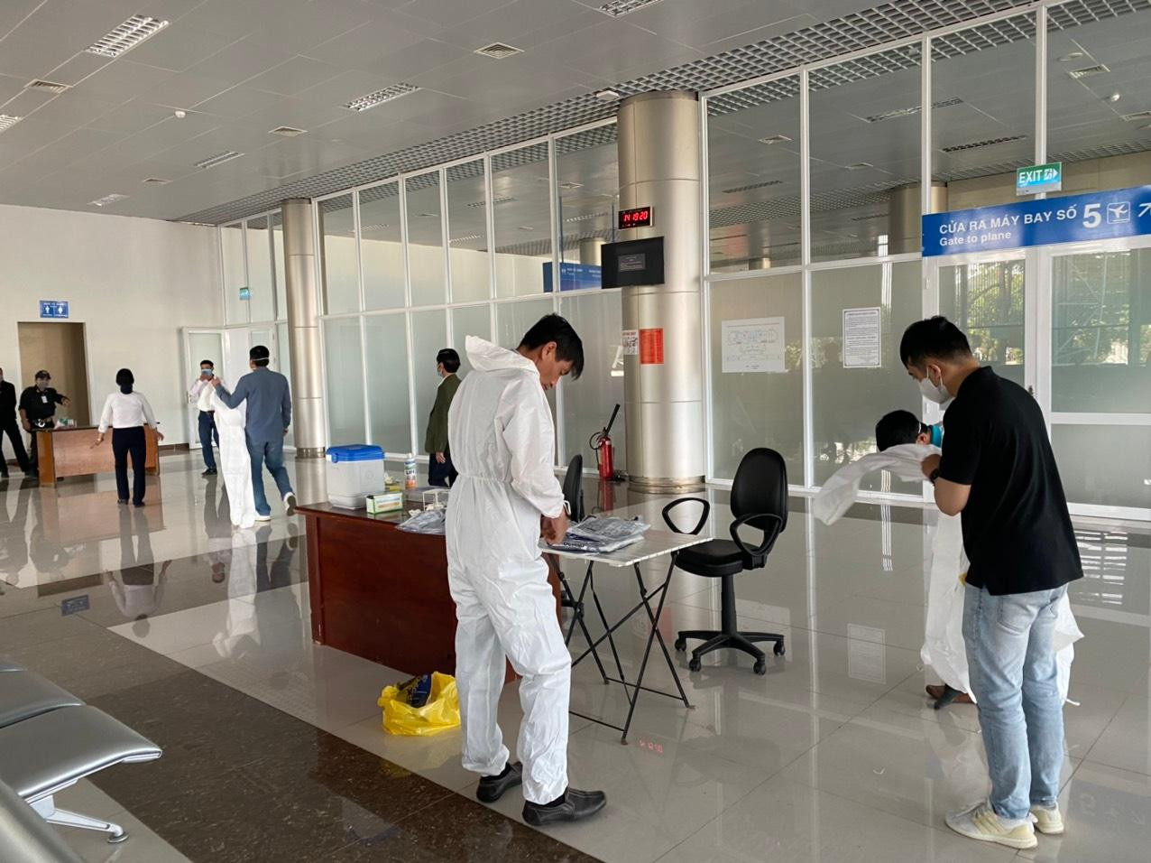 Kiểm tra y tế để phòng dịch tại Cảng hàng không Liên Khương