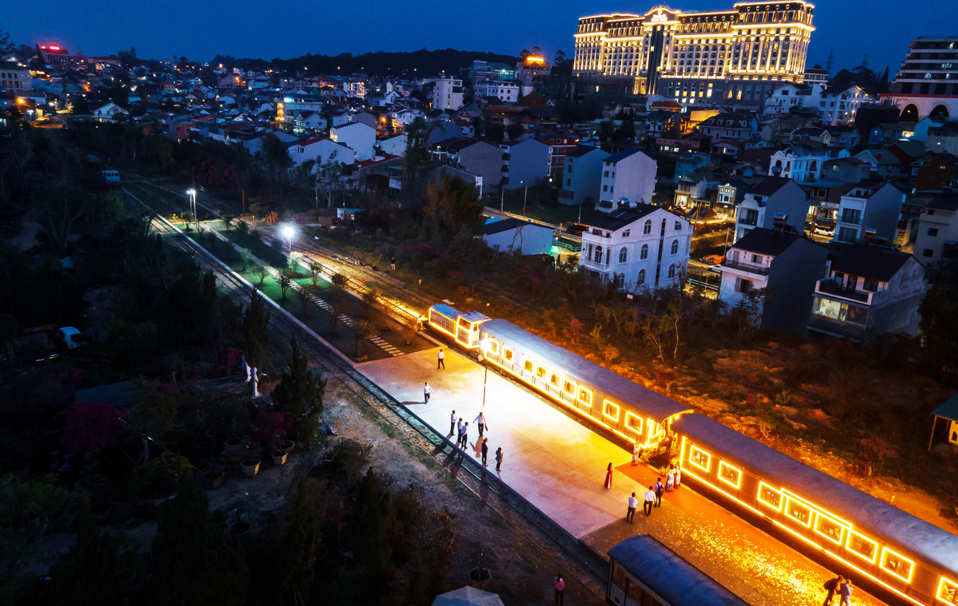 Trải nghiệm đêm Đà Lạt đẹp lung linh bằng tàu hỏa. Trải nghiệm đêm Đà Lạt đẹp lung linh bằng tàu hỏa.