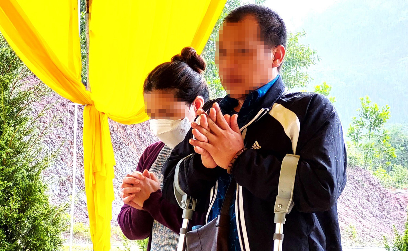 Ông Q. (bìa phải) tại đám tang cháu N.L.M.Q