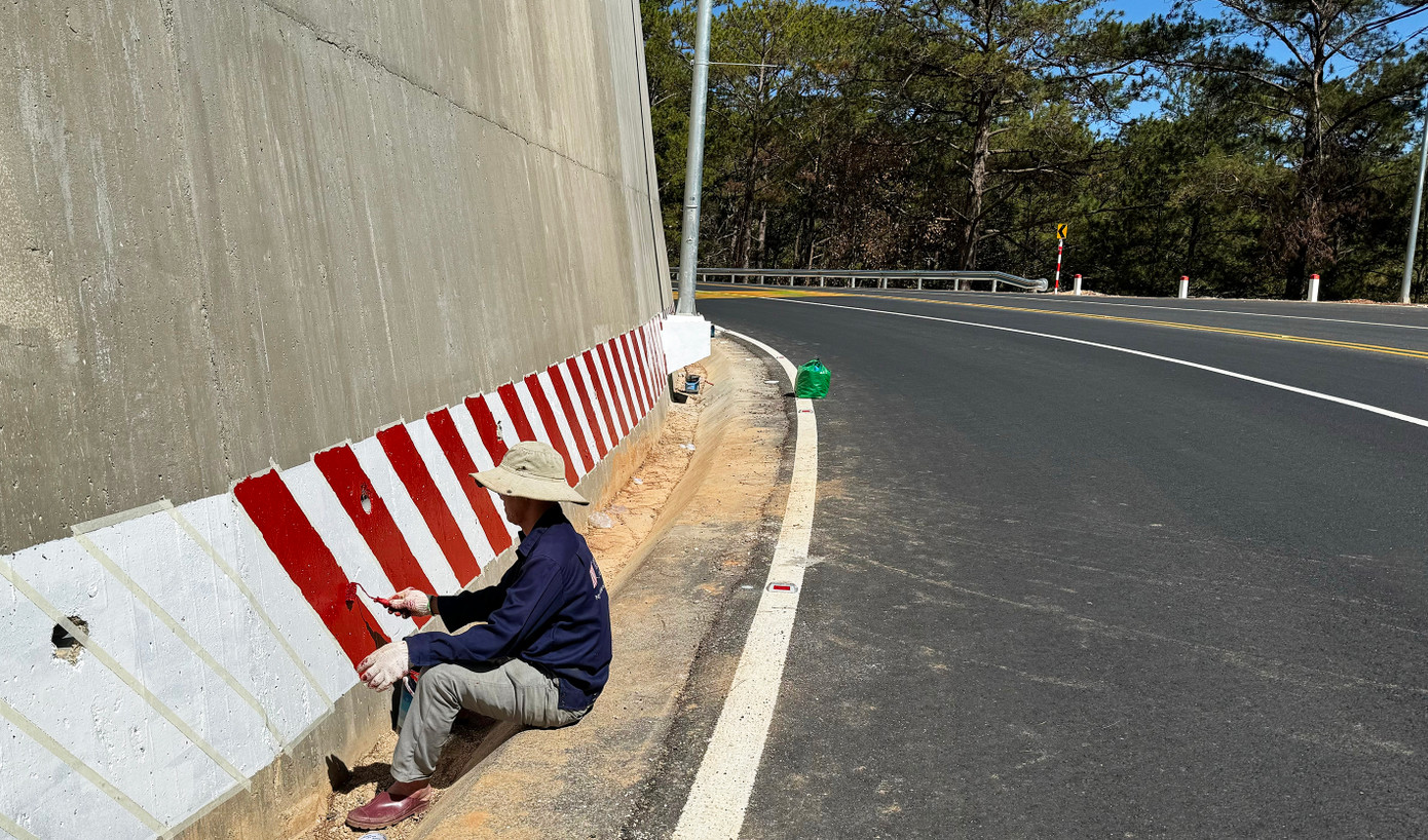 Ngày 29/1, công nhân hoàn thành công đoạn cuối việc sơn đường