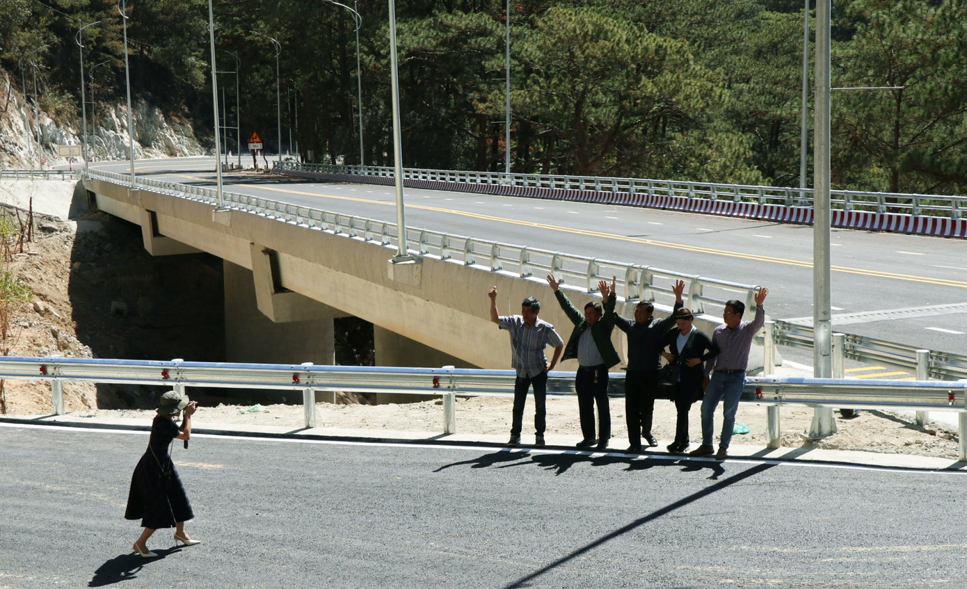 Phấn khởi check in tại cầu cải tiến - hạng mục quan trọng nhất trên đèo Prenn