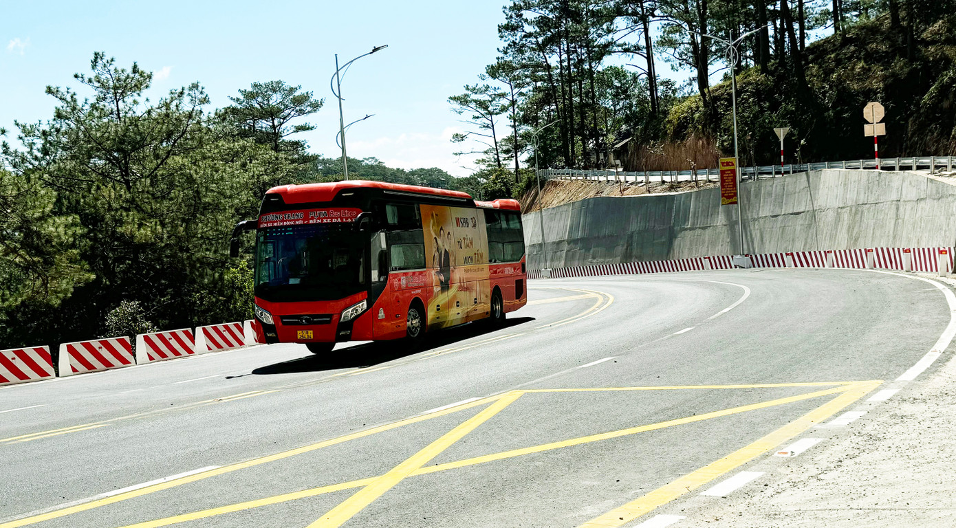 Xe đưa du khách đi tham quan thác Dantala và khu du lịch hồ Tuyền Lâm