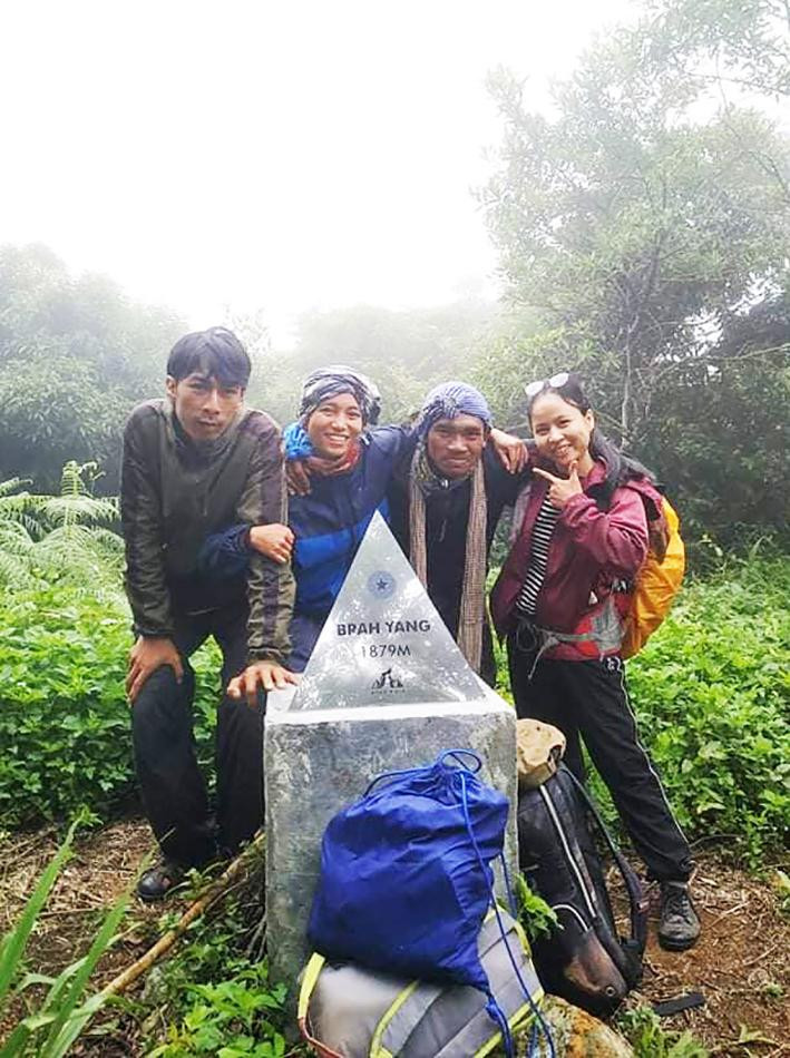 Mull K'Vang cùng các bạn trẻ chinh phục đỉnh Brah Yang Mull K'Vang cùng các bạn trẻ chinh phục đỉnh Brah Yang