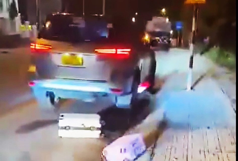 Va li của hành khách bị tài xế ném xuống đường. Ảnh cắt từ clip