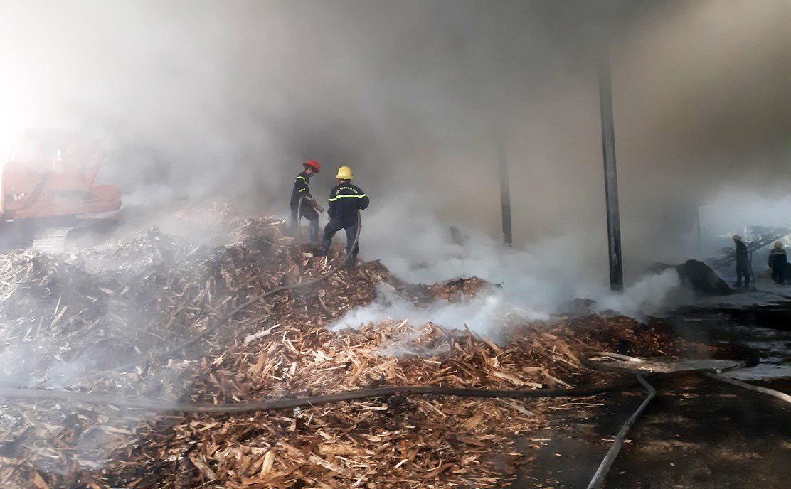 Xưởng có nhiều vật liệu dễ cháy nên đám cháy lan rộng, lửa khói mù mịt
