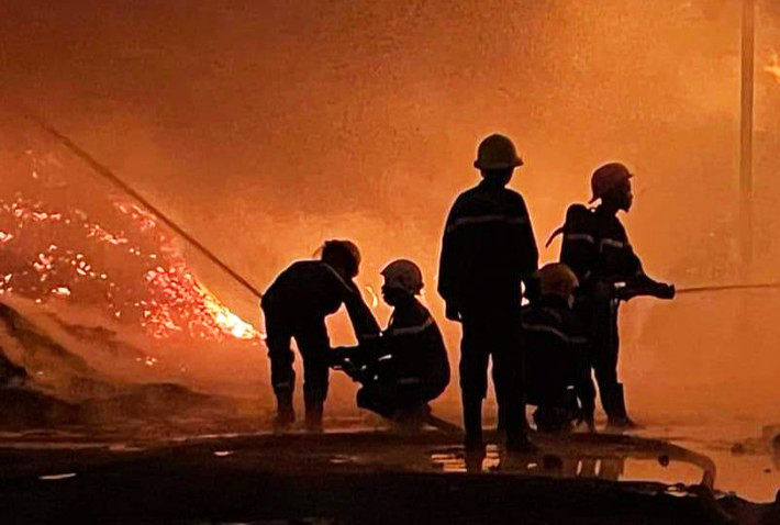 Lực lượng chức năng nỗ lực chữa cháy tại Đạ Huoai